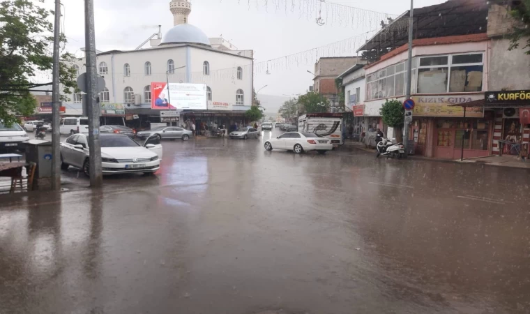 Yavuzeli’nde sağanak yağış çiftçinin yüzünü güldürdü
