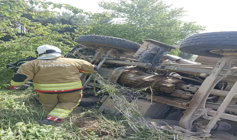 Yayladağı’nda asfalt yüklü kamyon devrildi: 1 yaralı