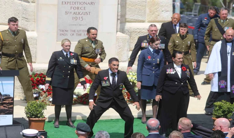 Yeni Zelanda askerleri, atalarını ’haka’ dansıyla andı
