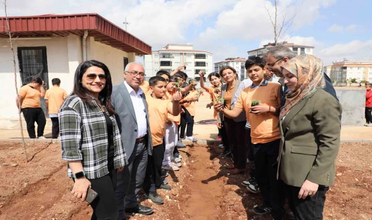 ”Yeşil Okullar Projesi”yle Sevinç Göymen Ortaokulu’nda öğrenciler hem ekti, hem üretti