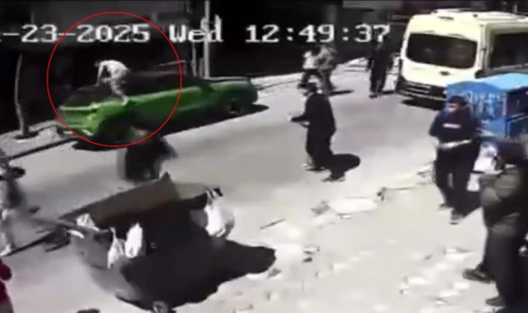 Zeytinburnu’nda deprem esnasında balkondan atlayan genç arabanın üzerine düştü: O anlar kamerada