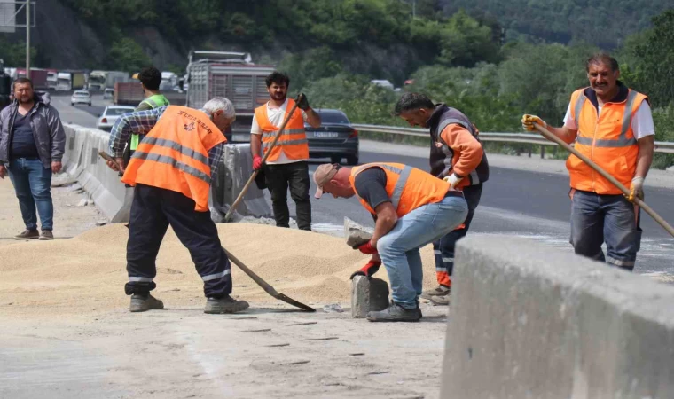 25 ton tavuk yemi D-650’ye savrulmuştu: Kapalı olan yol 2 saat sonra ulaşıma açıldı
