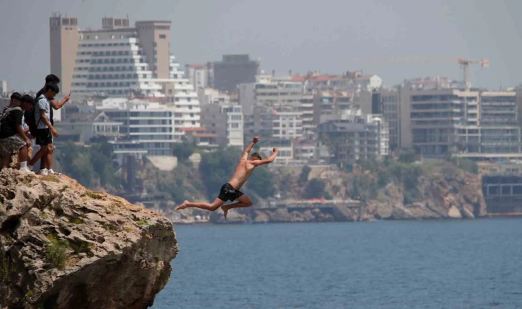 30 metrelik falezlerden ölümüne atlayış