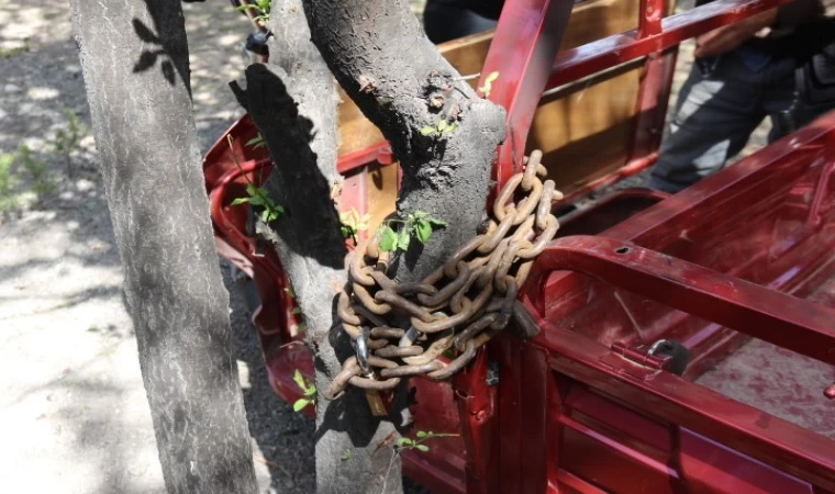 4 kilidi kırılıp çalınan motosikletini bu kez gemi zinciriyle bağladı