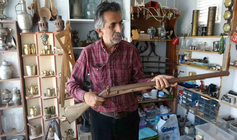 40 Yıldır antikayla yaşayan depremzede, konteynerde de antika tutkusundan vazgeçmiyor