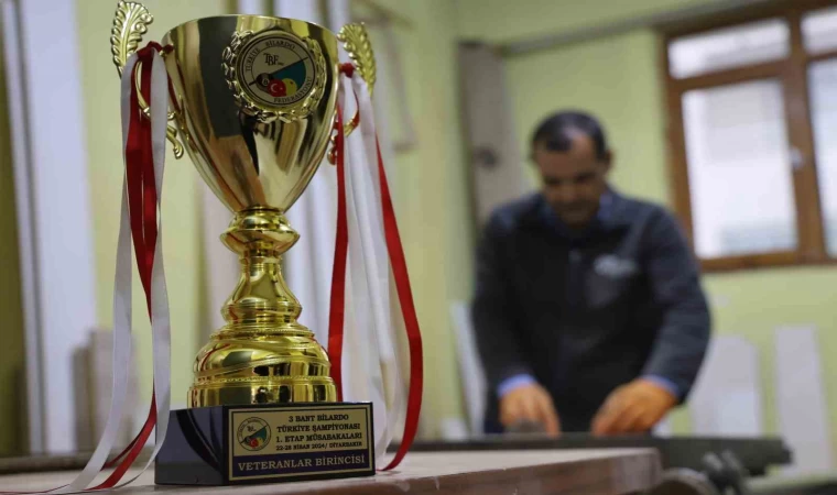 60 yaşında Türkiye Bilardo Şampiyonu mesleğiyle dikkat çekiyor