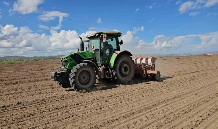 Adilcevaz’da şeker pancarı ekimine başlandı
