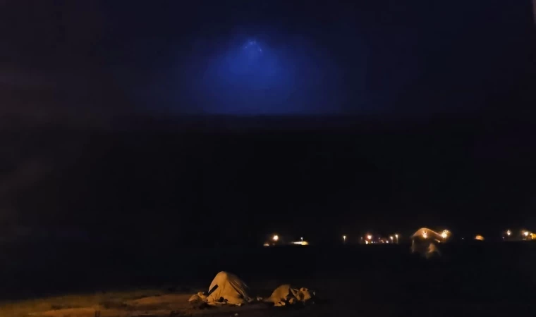 Adilcevaz’da şimşekler geceyi aydınlattı