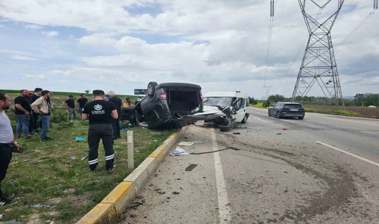 Afyonkarahisar’da kamyonet ile hafif ticari araç çarpıştı: 6’sı çocuk 9 yaralı