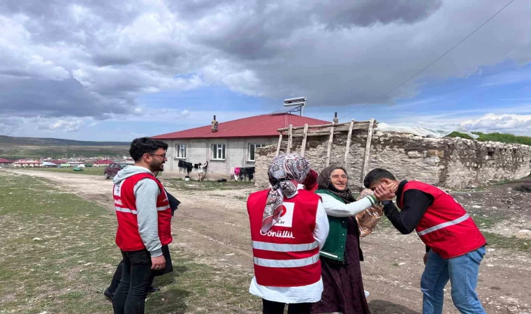 Ağrı Kızılay gönüllülerinden annelere anlamlı sürpriz