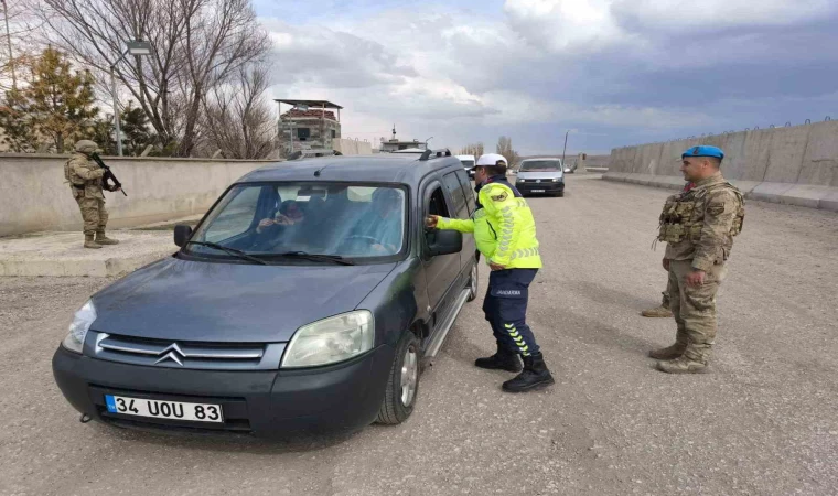 Ağrı’da jandarmadan geniş çaplı trafik denetimi: 7 gözaltı