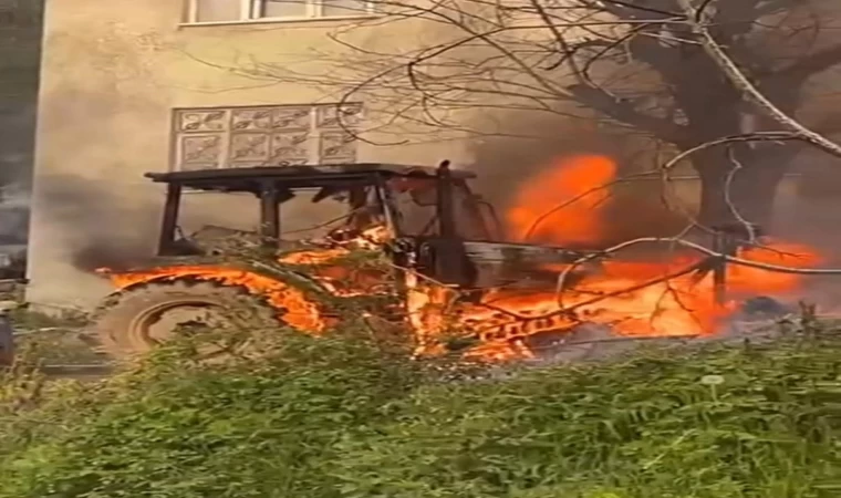 Ahşap ev ve traktör alevlere teslim oldu
