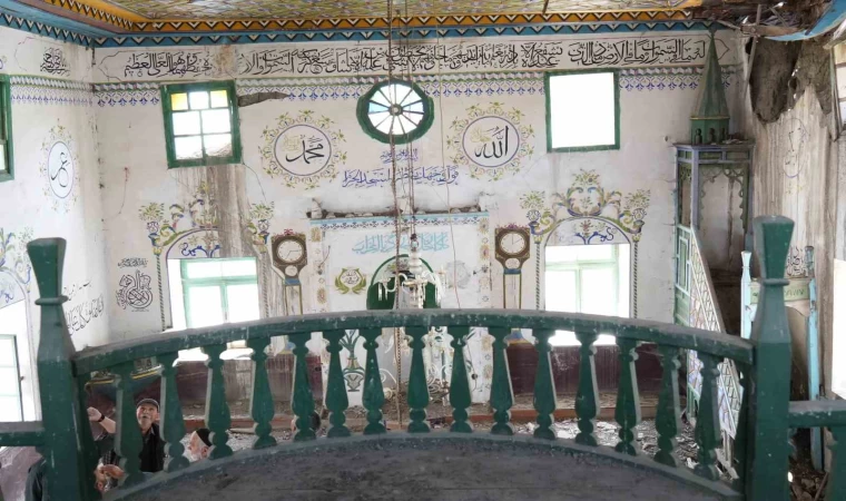 Ahşap işçiliği ile dikkat çeken cami yıkılma tehlikesiyle karşı karşıya