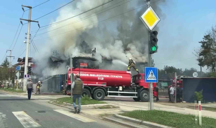 Alevler 2 katlı binayı kül etti