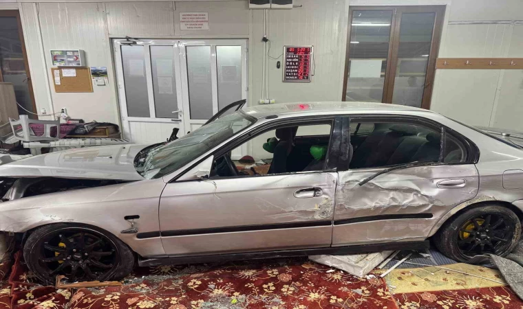 Alkollü sürücü camiye daldı: 1 yaralı