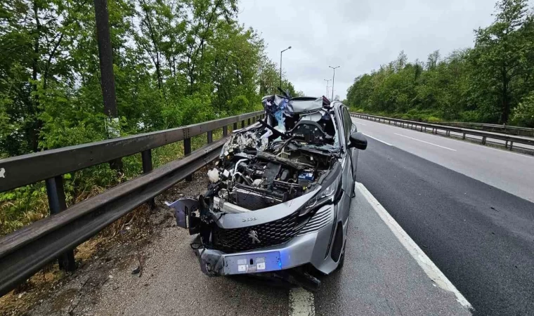 Anadolu Otoyolu’nda otomobil önündeki tıra çarptı: 1 hafif yaralı