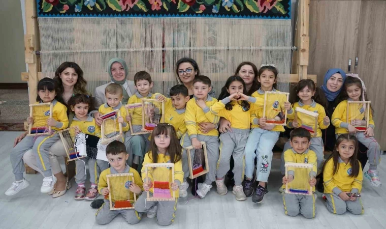 Anaokulu öğrencileri halı tezgahıyla tanıştı