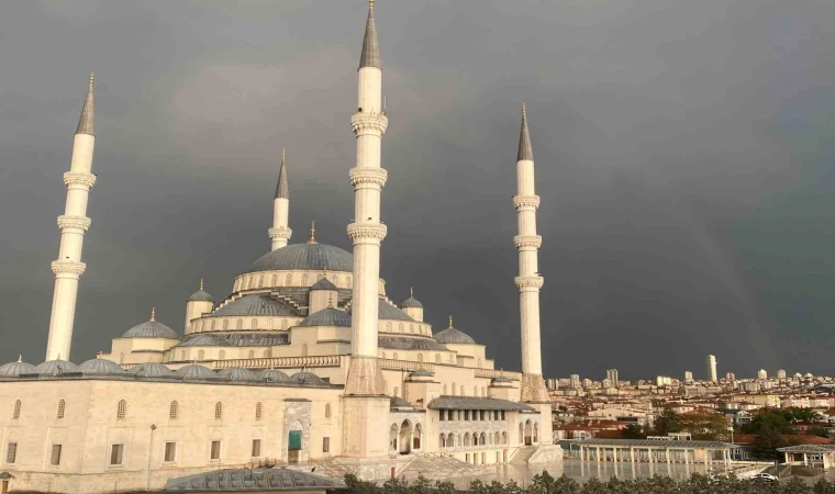 Ankara semaları gökkuşağı ile renklendi