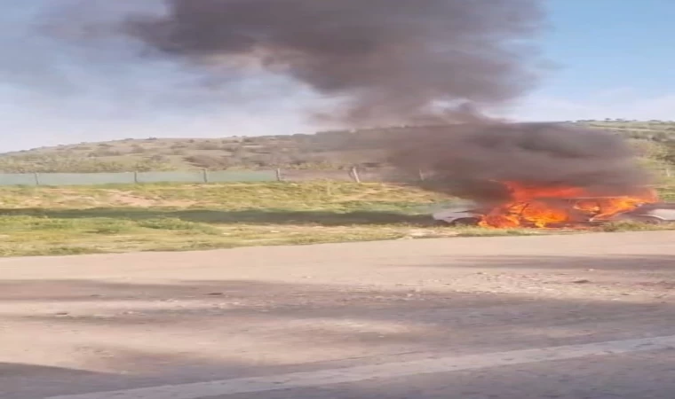Ankara’da boş arazide araç yangını