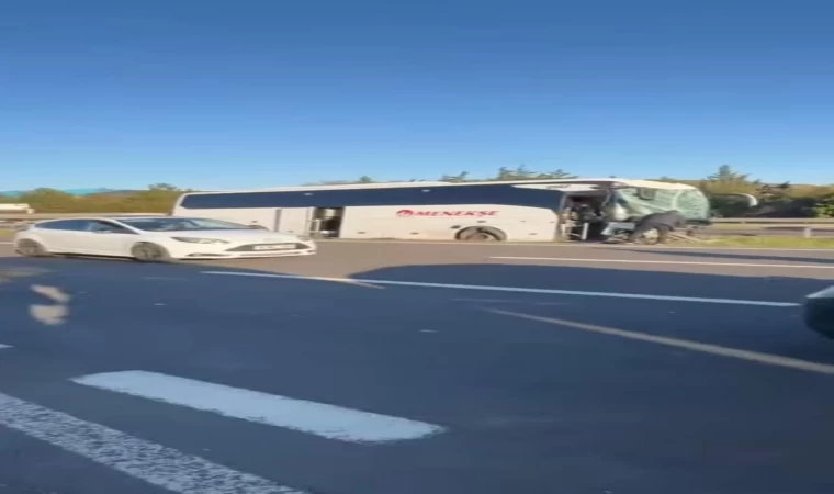 Ankara’da geziden dönen öğrencileri taşıyan otobüs bariyerlere çarptı: 4 yaralı