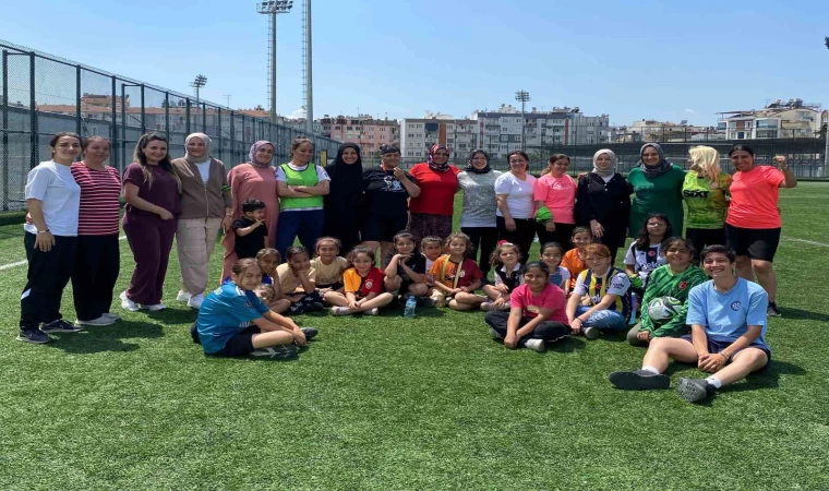 Anneler çocukları için sahaya çıktı