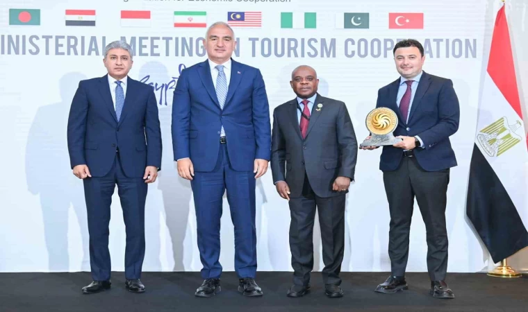 Antalya ”2025 Yılı D-8 Turizm Şehri” ödülünü Kahire’deki bakanlar toplantısında aldı