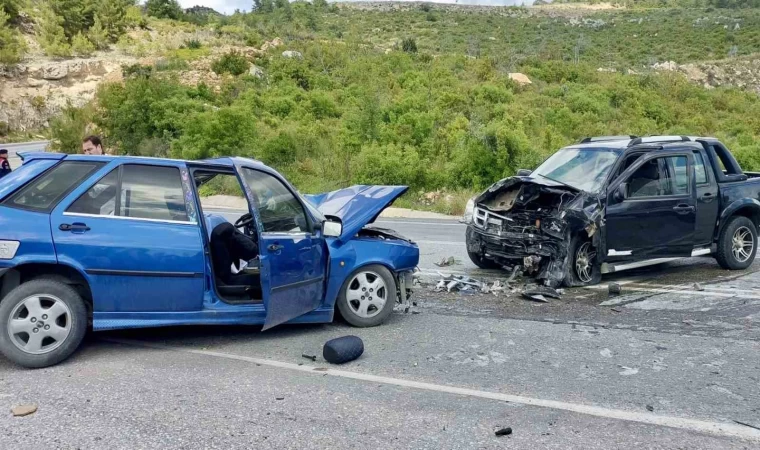 Antalya’da iki araç çarpıştı: 1 ölü, 2 yaralı