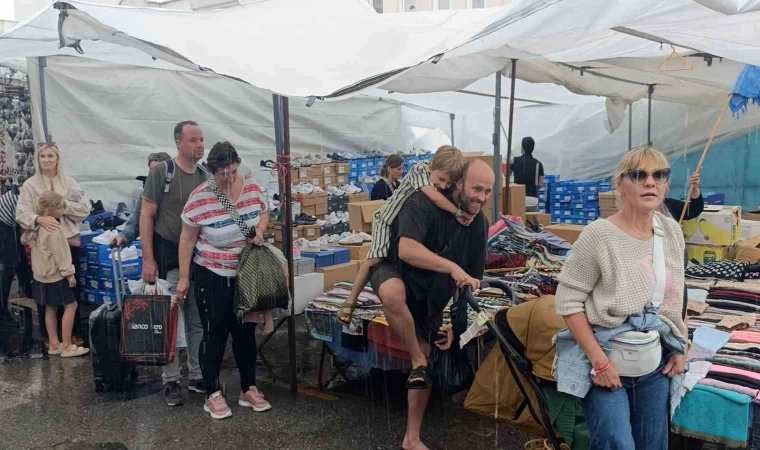 Antalya’da turistlerin pazar keyfini yağmur bile bozamadı