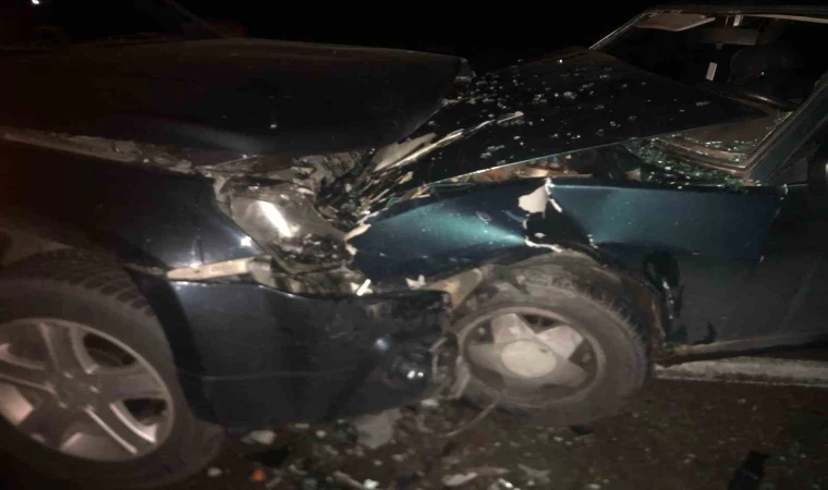 Araçlar kafa kafaya çarpıştı: 3 yaralı