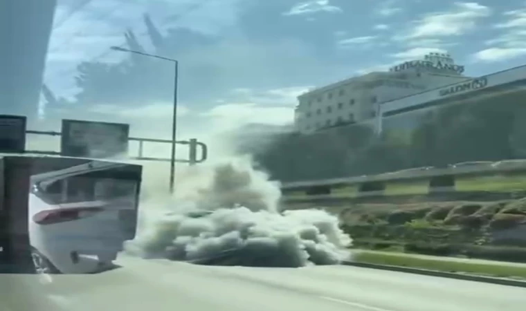 Arıza yapan araç trafiği dumana kattı