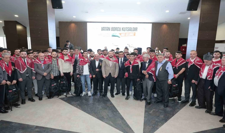 Arnavutköy’de askere gidecek gençlere kınalı uğurlama