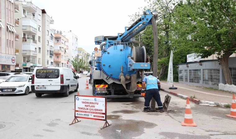 ASAT’ın ana arter ve bulvarlarda yağmur suyu hattı temizliği sürüyor