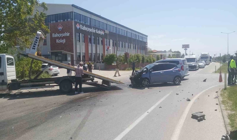 Askeri araçla otomobil çarpıştı: 3’ü askeri personel 4 kişi yaralandı