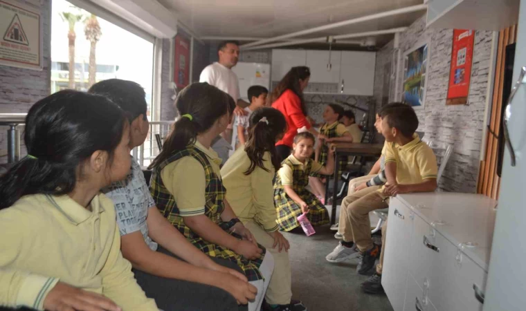 Ayvalık’ta ”Deprem Simülasyon Tırı” bilinçlendiriyor