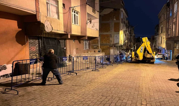 Bağcılar’da inşaatın temel kazma işlemi sırasında hasar gören 5 katlı bina mühürlendi