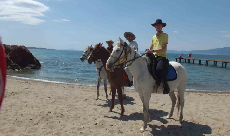 Balıkesir’de atlar plaja indi