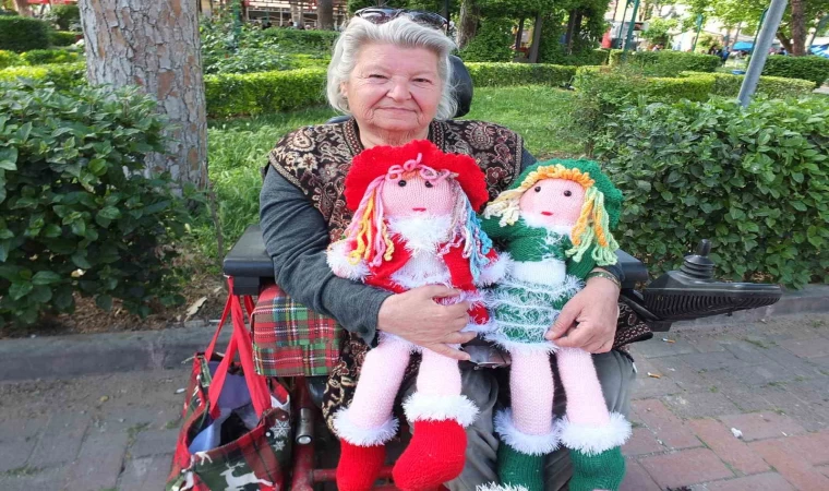 Balıkesir’de bedensel engelli Müfide hanım evinde üretiyor, parkta satıyor