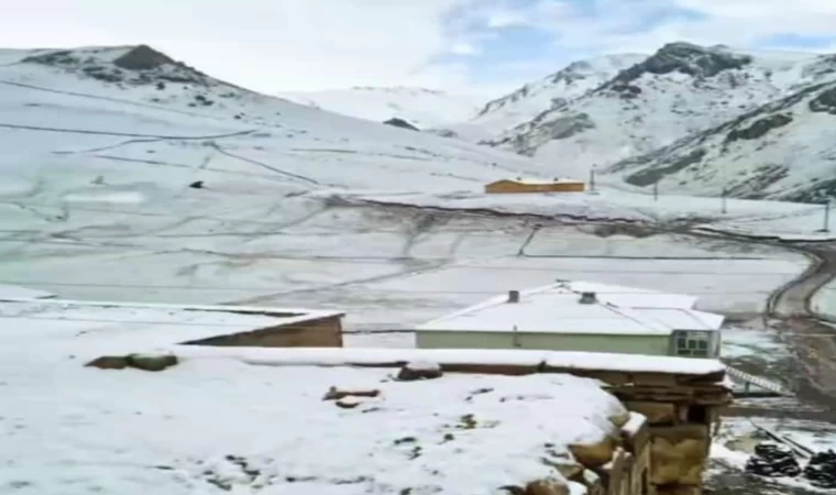 Başkale’de Mayıs ayında kar yağışı etkili oldu