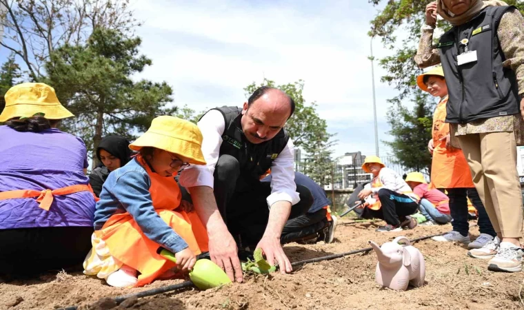 Başkan Altay özel gençlerle sebze fidesi dikti, en özel mehter takımını dinledi