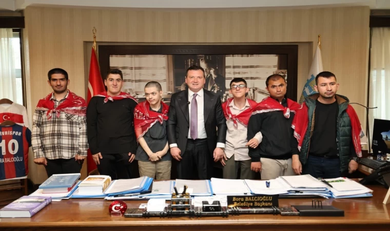 Başkan Balcıoğlu, temsili askerliğe uğurlanan gençleri makamında ağırladı