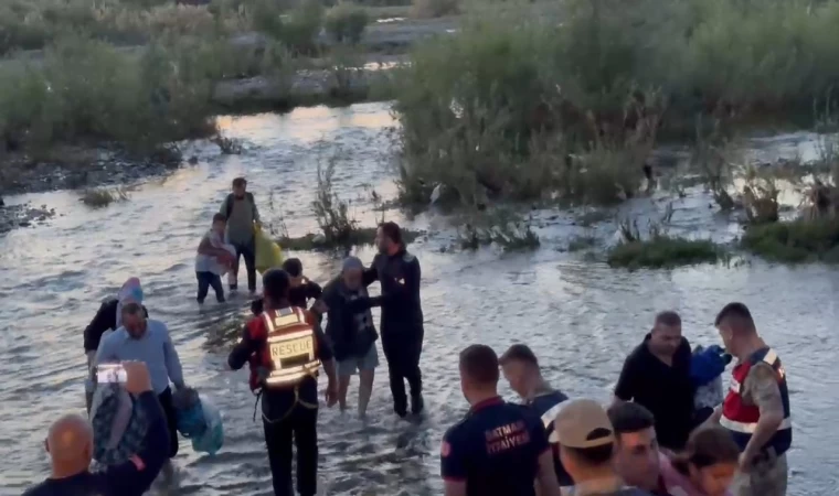 Batman’da su seviyesinin yükseldiği alanda mahsur kalan 25 kişi kurtarıldı