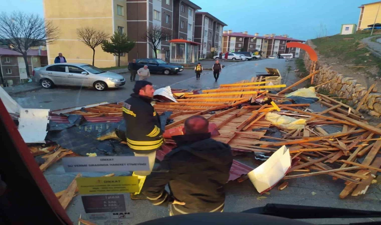 Bayburt’ta fırtına: Rüzgarın uçurduğu çatılar, minibüsteki insanların savrulması güvenlik kamerasına yansıdı