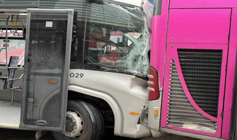 Beylikdüzü’nde metrobüs kazası: 1 kişi hayatını kaybetti, 20 kişi yaralandı