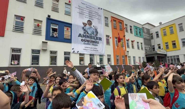 Bin 100 öğrenciden anneleri ağlatan sürpriz