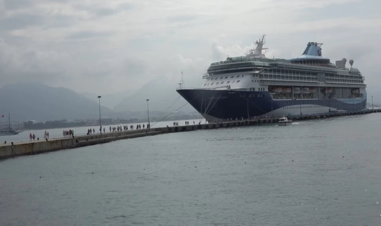 Bin 795 yolcu ve 729 mürettebatı bulunan kruvaziyer Alanya Limanı’na demir attı