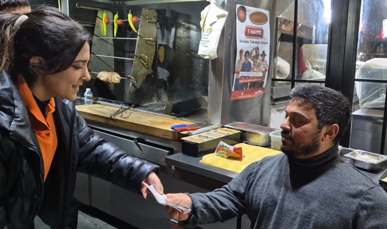 ”Bir zamanlar işçiydim” dedi, günlük hasılatını işçilerine dağıttı