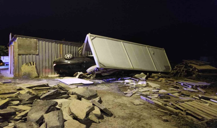 Bodrum’da otomobil konteynere çarptı: 3 yaralı