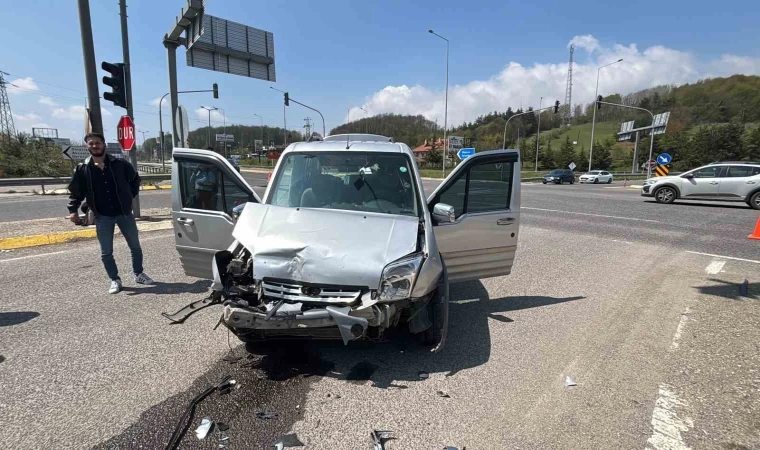 Bolu’da hafif ticari araç ile otomobil çarpıştı: 10 yaralı