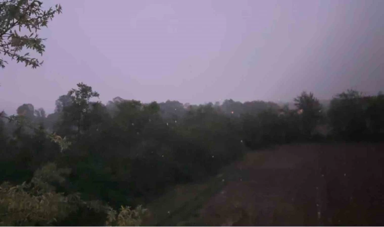 Bolu’da şimşekler geceyi aydınlattı