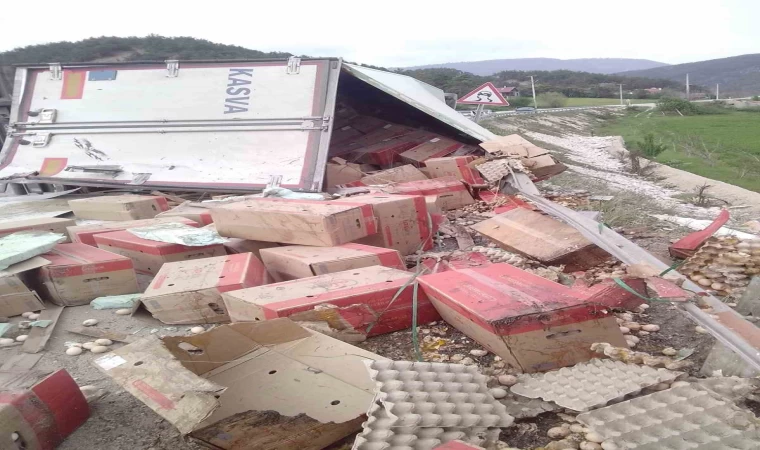 Bolu’da yumurta yüklü tır devrildi: 1 yaralı